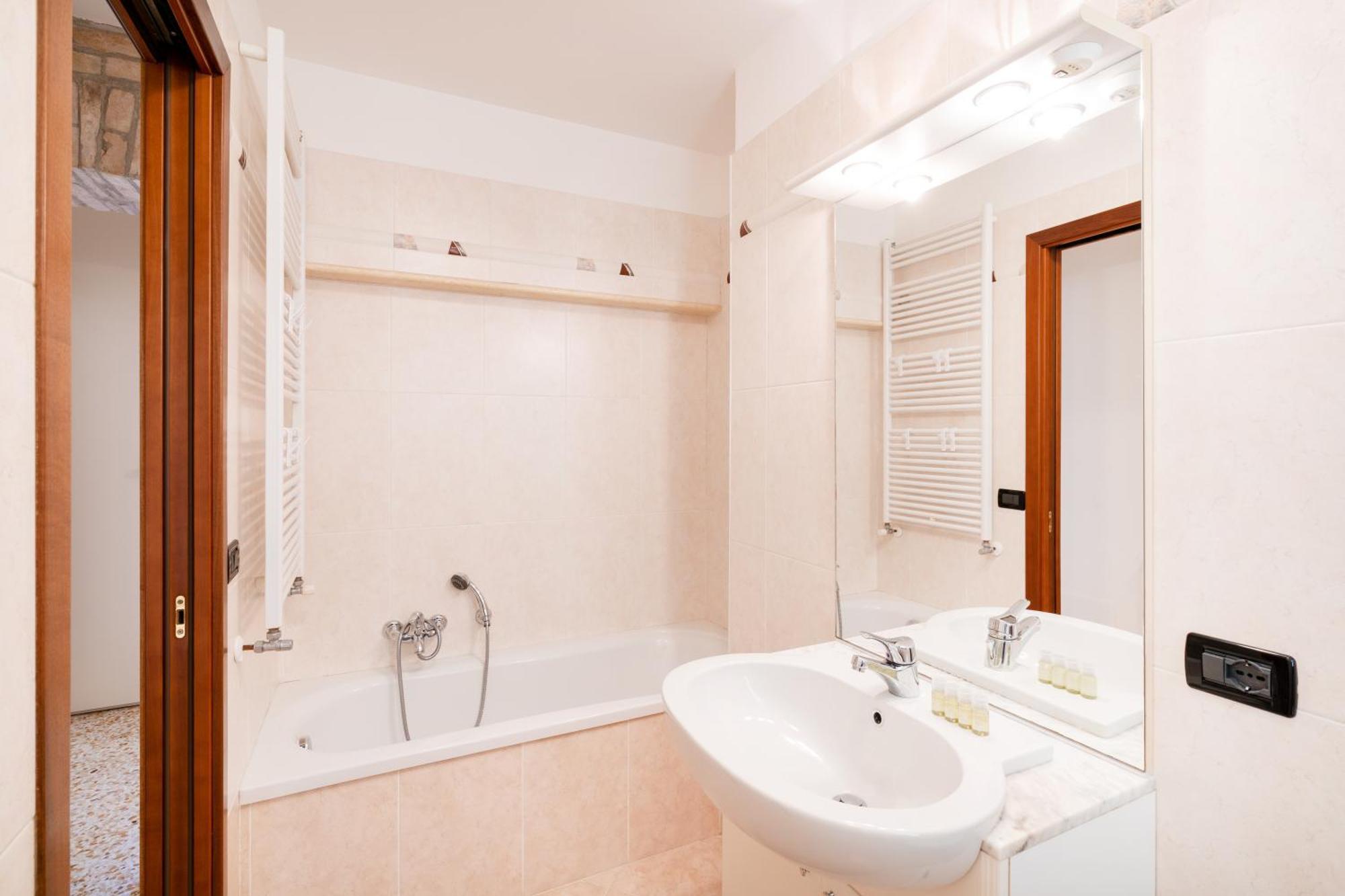 Elegante E Luminoso, Spazio Esterno Privato Appartement *